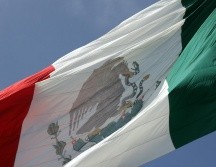 Un video de la graduación en la Secundaria Asheboro, captado el jueves, muestra al estudiante no identificado portando la bandera encima de su toga, sobre sus hombros y su espalda, mientras se dirige al escenario. NTX / ARCHIVO
