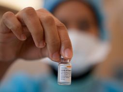 La vacuna de Sinovac tiene una eficacia de sólo el 51% en la reducción de casos sintomáticos de COVID-19, aunque el porcentaje se eleva al 100% para casos graves. AP / V. Thian