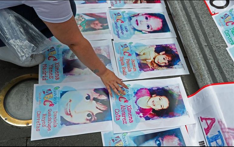 Una mujer, familiar de uno de los niños fallecidos en la guardería ABC, coloca una fotografía durante una protesta frente a la Suprema Corte de Justicia de la Ciudad de México. EFE/M. Guzmán