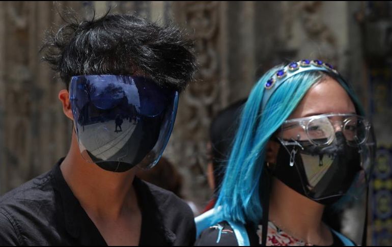 Una pareja camina protegida con caretas por las principales calles de la Ciudad de México este sábado. EFE/M. Guzmán