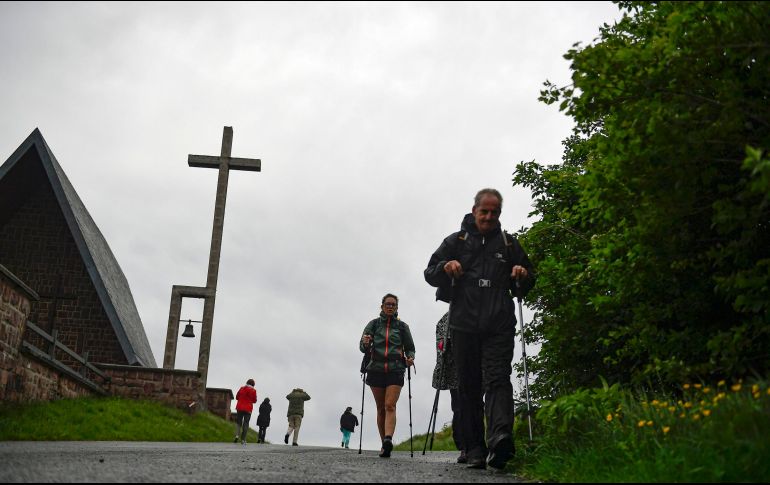Aquellos que buscan curar las heridas causadas por el coronavirus vuelven a ceñirse las mochilas y a seguir los senderos hacia Santiago de Compostela. AP/A. Barrientos