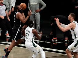 James Harden se retiró apenas iniciado el encuentro debido a una lesión. EFE/J. Szenes