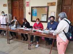 Han estado entrando en grupos de cuatro votantes, algunos cargan con sus plumas y otros utilizan el material proporcionado por el INE. EL INFORMADOR / E. Esparza