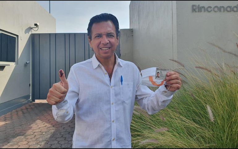 El candidato acudió a votar en la casilla ubicada en el Estadio 3 de Marzo, y posteriormente, acompañó a sus hijas, y a su esposa, a votar a la casilla instalada en el colegio Liceo del Valle. EL INFORMADOR / I. Martínez