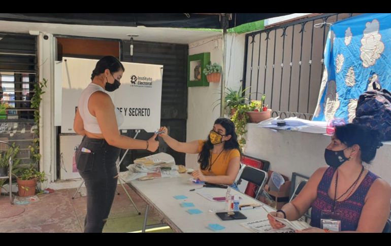 En el tema de los protocolos de sanidad, le pareció bien a Ximena lo hecho en su casilla, de ahí que quedara conforme e invitada para volver a votar y hacerlo cada tres años. EL INFORMADOR / J. Robles