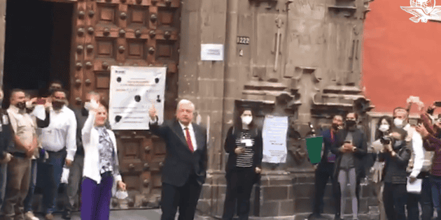 "&iexcl;No me dejaron pasar!": dice molesta vecina de casilla donde vot&oacute; AMLO