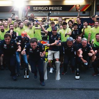 F1: "Checo" luce y logra la victoria en Azerbaiyán