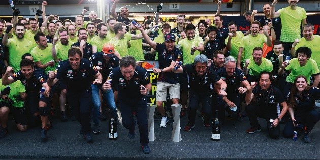 F1: "Checo" luce y logra la victoria en Azerbaiy&aacute;n