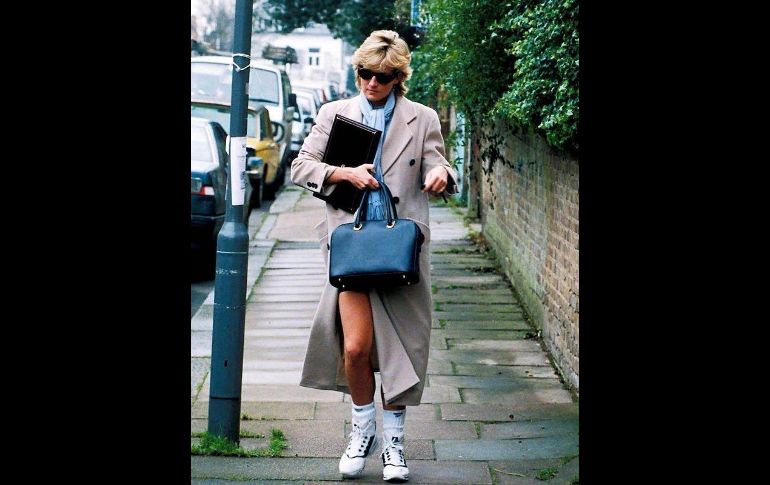 LADY DIANA. Rompió con los estándares de la monarquía al usar tenis. ESPECIAL