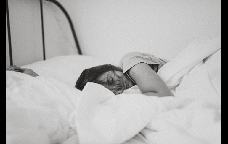 Desmaquillarse con agua micelar es el paso más importante para tener un rostro limpio y sano. UNSPLASH/ KINGA CICHEWICZ