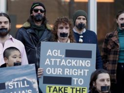 SE MANIFESTARON. Colaboradores de Grrenpeace se manifestaron contra la empresa eléctrica que alegan , utilizó su logotipo. AP