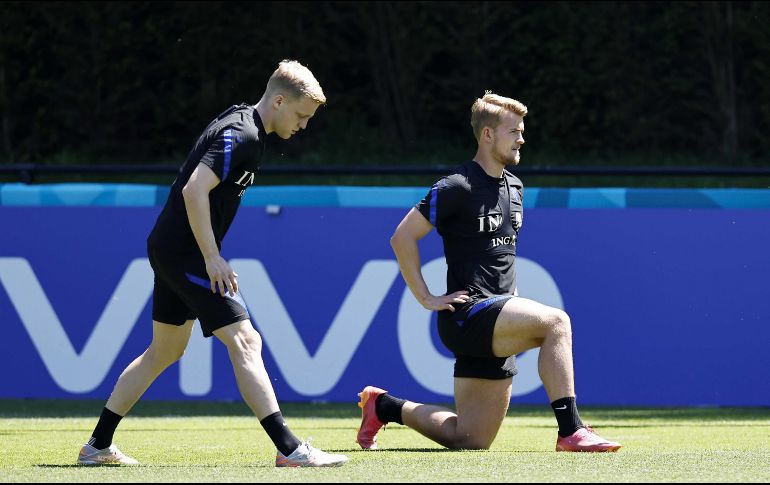 En el entrenamiento de ayer, Van de Beek y el defensa de la Juventus Matthijs de Ligt no se ejercitaron con el resto del grupo por molestias. EFE