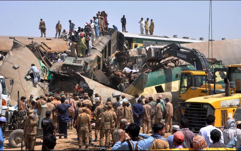 Detallan que el Millat Express se descarriló y poco después el Sir Syed Express chocó con él. AP