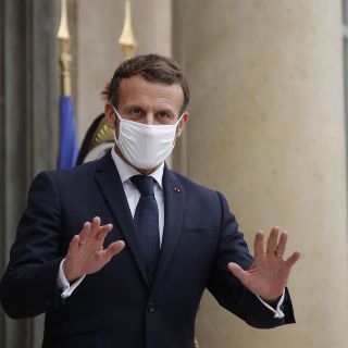 Hombre abofetea al presidente Emmanuel Macron durante un viaje oficial