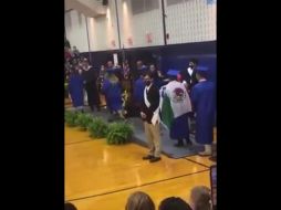 Lopez dijo que portó la bandera como muestra del orgullo que siente por sus raíces mexicanas. Dijo que es el primer miembro de su familia inmediata que se gradúa de secundaria. YOUTUBE / Migue Ruiz