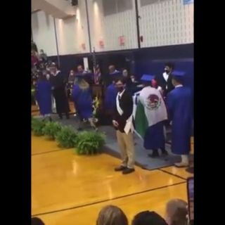 Estados Unidos: Entregan diploma a graduado que portó Bandera Mexicana en ceremonia escolar en EU
