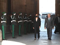 AMLO y Kamala en la entrada de Palacio Nacional. AFP / J. Watson