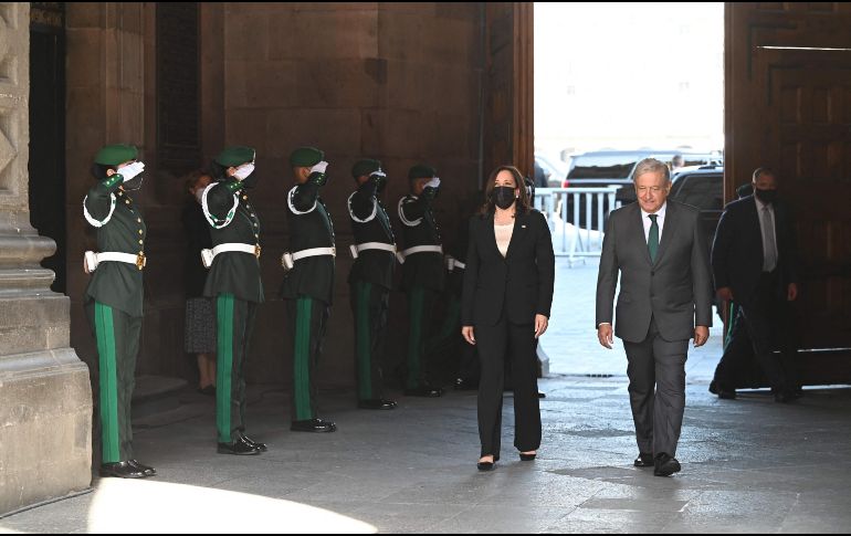 AMLO y Kamala en la entrada de Palacio Nacional. AFP / J. Watson