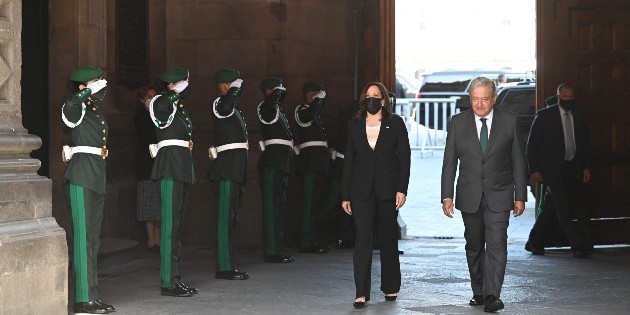 &iexcl;Kabala, mucho gusto!: As&iacute; recibe AMLO a la vicepresidenta de EU