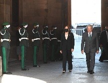 AMLO y Kamala en la entrada de Palacio Nacional. AFP / J. Watson