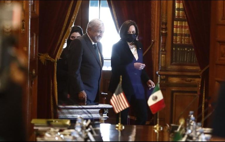 El Presidente Andrés Manuel López Obrador (i), y la vicepresidenta de Estados Unidos, Kamala Harris (d), a su llegada a una mesa de trabajo con sus comitivas en Palacio Nacional. EFE/J. Méndez