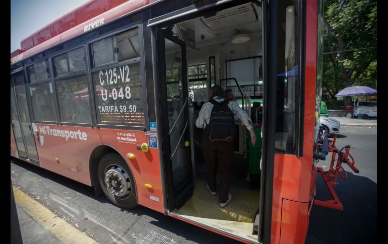 El gobernador de Jalisco se comprometió a renovar de más de mil unidades este año. EL INFORMADOR / F. Atilano