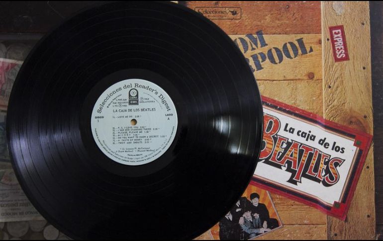 Las nuevas generaciones se sienten atraídas al sonido cálido, la carátula y al ambiente retro de los discos de vinilo. NTX/ARCHIVO