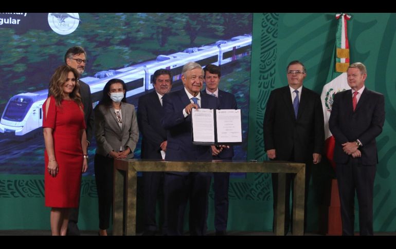 En la firma estuvieron presentes los embajadores de Canadá y Francia en México, los directivos y representantes legales de las empresas y el canciller Marcelo Ebrard. SUN / C. Mejía