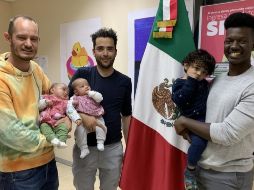 Phillip Lühl, Guillermo Delgado y un amigo de la pareja cargando a las gemelas, Paula and Maya, y a Yona. GUILLERMO DELGADO