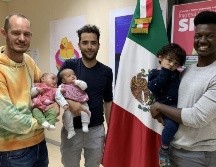 Phillip Lühl, Guillermo Delgado y un amigo de la pareja cargando a las gemelas, Paula and Maya, y a Yona. GUILLERMO DELGADO