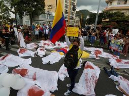 Un grupo de manifestantes realiza una representación frente al hotel donde delegados de la CIDH reciben testimonios de víctimas durante el Paro Nacional, en Cali, Colombia. EFE/E. Guzmán