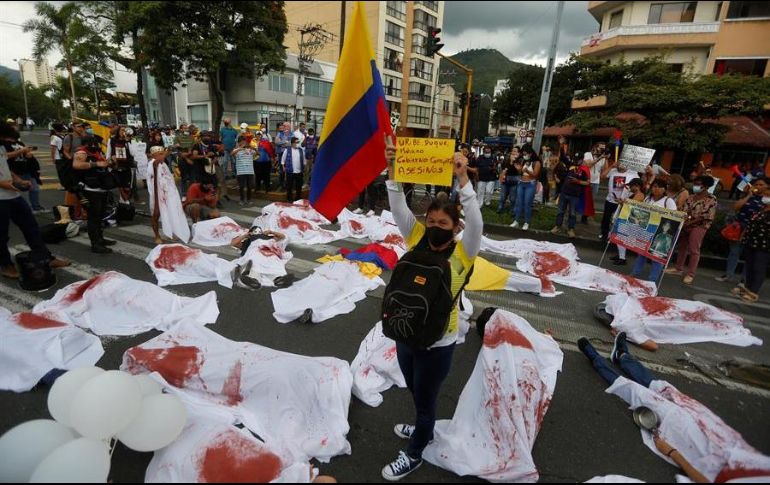 Un grupo de manifestantes realiza una representación frente al hotel donde delegados de la CIDH reciben testimonios de víctimas durante el Paro Nacional, en Cali, Colombia. EFE/E. Guzmán