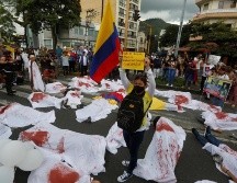Un grupo de manifestantes realiza una representación frente al hotel donde delegados de la CIDH reciben testimonios de víctimas durante el Paro Nacional, en Cali, Colombia. EFE/E. Guzmán