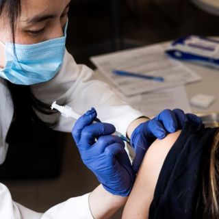 EU compra 500 millones de vacunas de Pfizer para donarlas, según medios