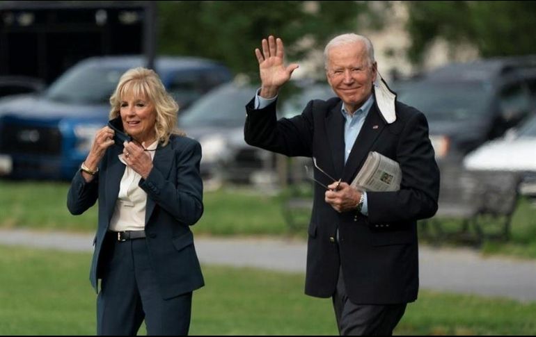 El presidente de EU, Joe Biden (d), y la primera dama estadounidense, Jill Biden, salen de la Casa Blanca, en Washington, este miércoles. EFE/C. Kleponis
