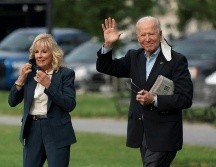 El presidente de EU, Joe Biden (d), y la primera dama estadounidense, Jill Biden, salen de la Casa Blanca, en Washington, este miércoles. EFE/C. Kleponis