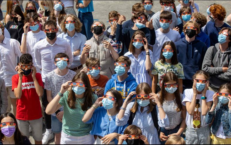 Estudiantes del Broeders School miran el eclipse solar parcial. AFP / K. Desplenter