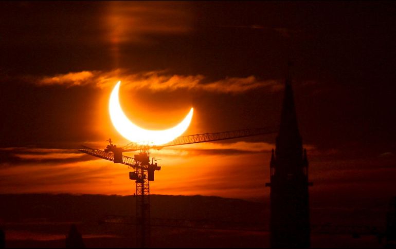 El eclipse desde el Peace Tower en Ottawa, Canadá. AP / S. Kilpatick