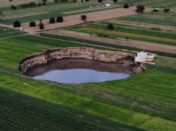 Así se ve el socavón en el poblado de en Santa María Zacatepec, Puebla, este 10 de junio. XINHUA/J. Alvarado