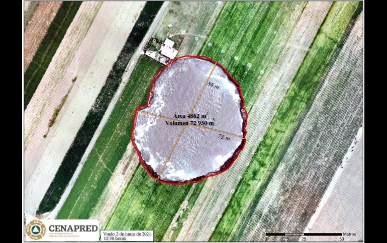 2 de junio. En un sobrevuelo a cargo de Cenapred, se estimó que el área afectada es de 4 mil 862 metros cuadrados, con un volumen de 72 mil 930 m cúbico. La dimesión del socavón era de 86 por 73 metros. TWITER@@CNPC_MX