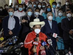 El candidato presidencial Pedro Castillo habla durante una rueda de prensa junto a su equipo técnico, en las inmediaciones de la Plaza San Martín de Lima. EFE