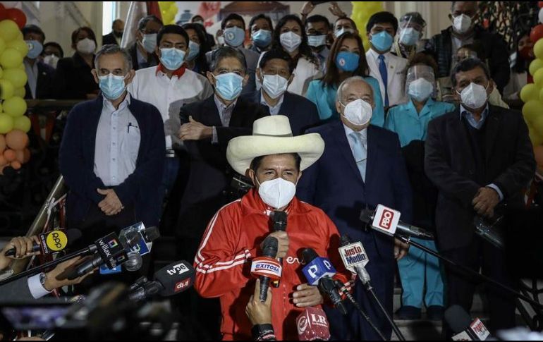 El candidato presidencial Pedro Castillo habla durante una rueda de prensa junto a su equipo técnico, en las inmediaciones de la Plaza San Martín de Lima. EFE