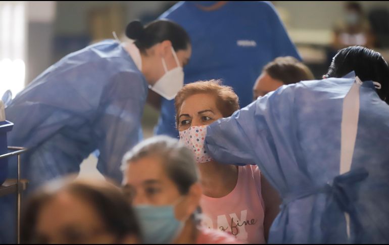 La vacunación en Jalisco avanza a buen ritmo; sin embargo, la pandemia sigue activa, por lo que se no se deben relajar las medidas de prevención. EL INFORMADOR/F. Atilano