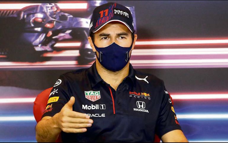 Pérez también comentó que su relación con su compañero Max Verstappen y el piloto reserva Alex Albon es sana. AFP