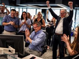 Trabajadores del Boston Globe celebran el Premio Pulitzer obtenido por el trabajo de periodismo de investigación de cinco de sus reporteros. EFE/E. Clark-The Boston Globe