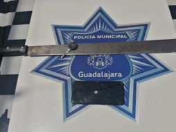 Los delincuentes fueron interceptados en el cruce de las calles Antonio Castillón y María Mares, donde se les confiscó el arma blanca y el celular. ESPECIAL