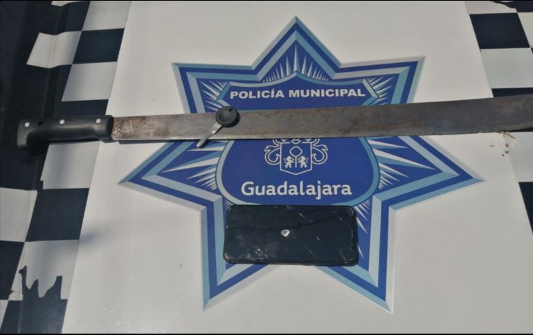 Los delincuentes fueron interceptados en el cruce de las calles Antonio Castillón y María Mares, donde se les confiscó el arma blanca y el celular. ESPECIAL