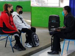 Un estudiante habla con un maestro este lunes en una escuela de la Ciudad de México. EFE/C. Ramírez
