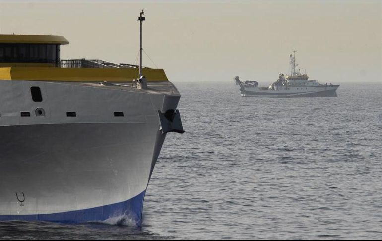 El buque del Instituto Español de Oceanografía (IEO) Ángeles Alvariño rastrea los fondos marinos de la costa de Santa Cruz de Tenerife en busca de pistas. EFE/Miguel Barreto