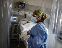 Personal médico realiza su trabajo en la Unidad de Cuidados Intensivos de la clínica Florencio Varela, en la provincia de Buenos Aires. EFE/J. Roncoroni